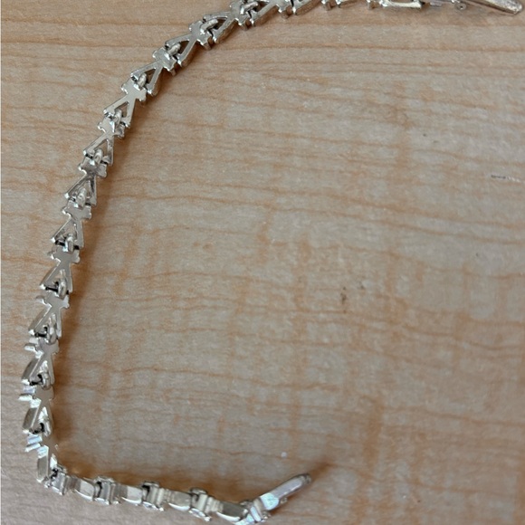 Avon 7 in bracelet/ silver tone/ fold over clasp / clear rhinestones - Picture 5 of 7